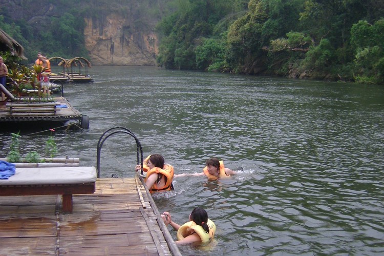 Zwemmen in de Kwai rivier, Jungle Rafts, omgeving Kanchanaburi, Thailand